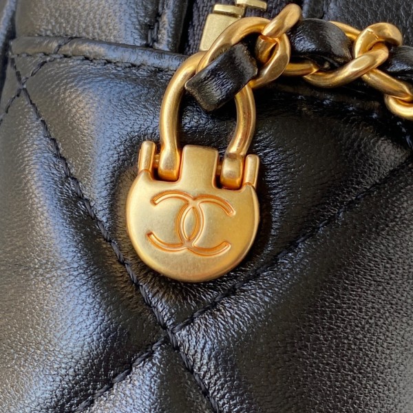  Handbag  Chanel AS2856  size  18x14x7 cm