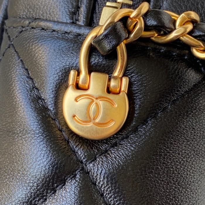  Handbag  Chanel AS2856  size  18x14x7 cm