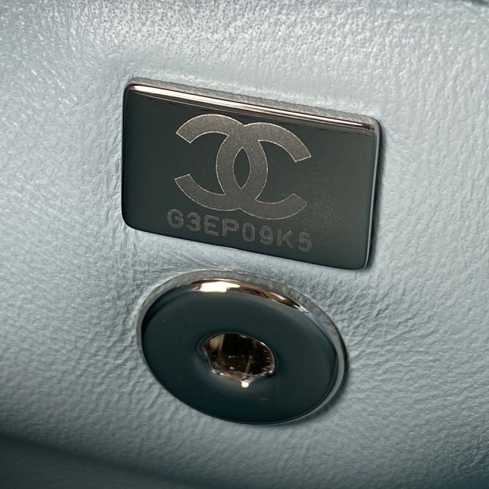  Handbag  Chanel size 13×19×9 cm