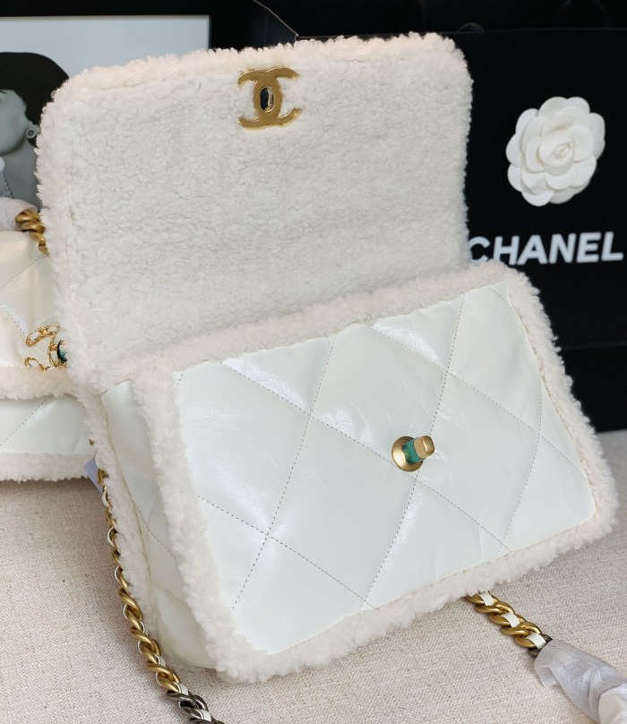  Handbag  Chanel size 26×16×9 cm