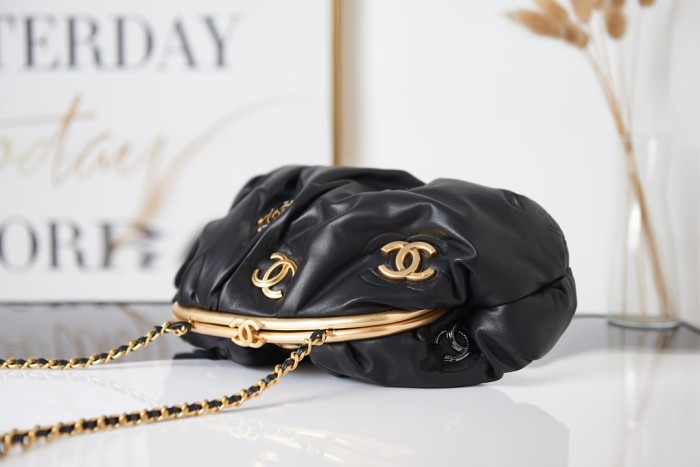  Handbag  Chanel AS2137 size 16 27.5 14 cm