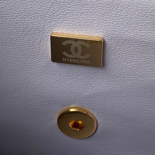  Handbag  Chanel size 20 cm