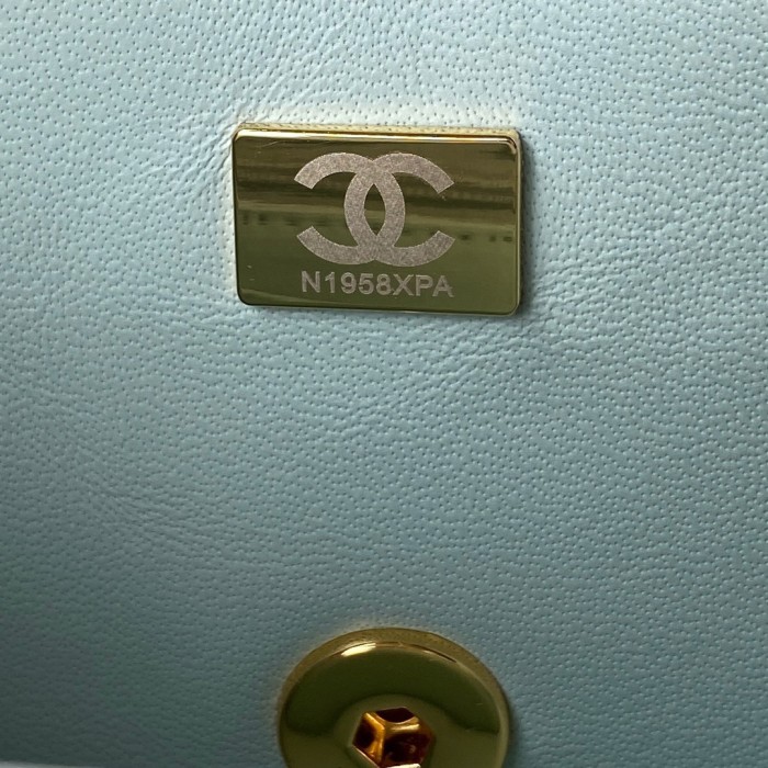 Handbag  Chanel  size 17 cm