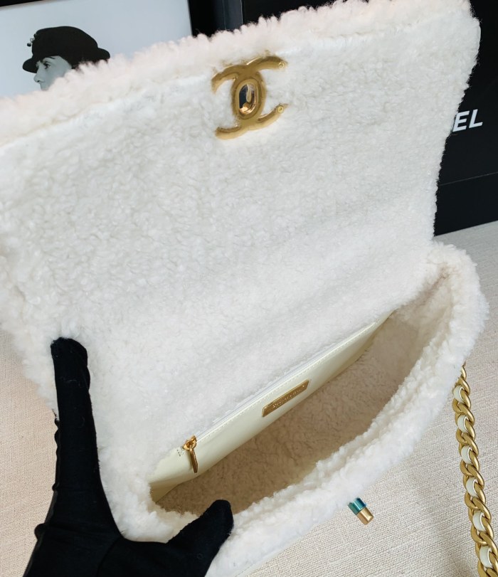  Handbag  Chanel size 26×16×9 cm