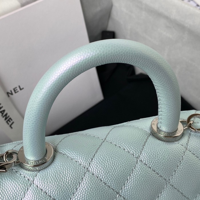  Handbag  Chanel size 13×19×9 cm