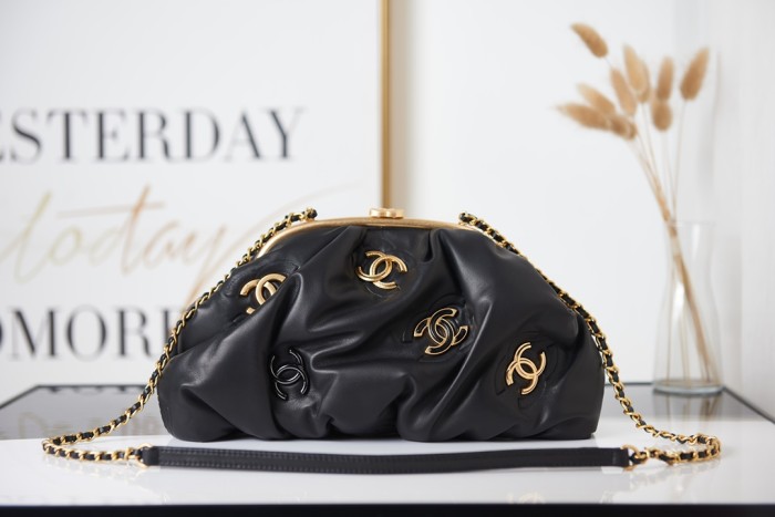  Handbag  Chanel AS2137 size 16 27.5 14 cm