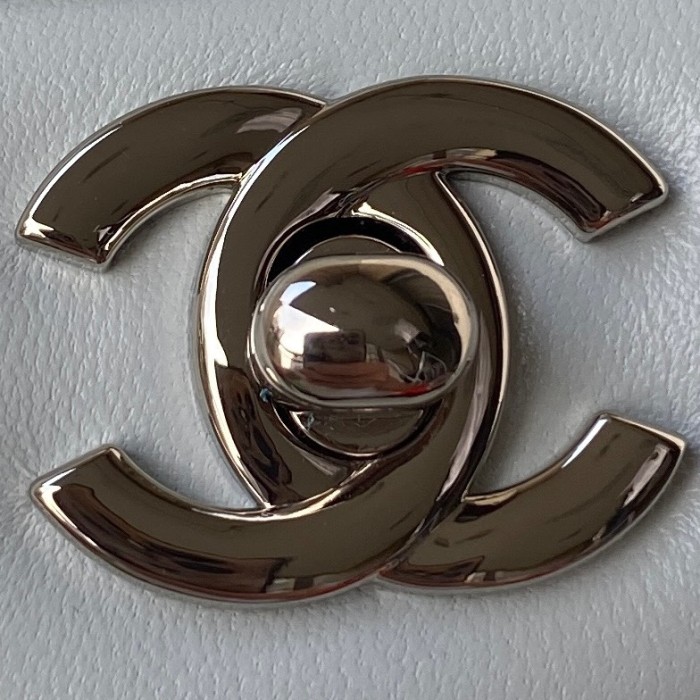 Handbag  Chanel  size 17 cm