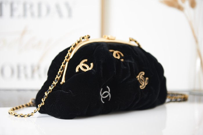  Handbag  Chanel AS2137 size 16 27.5 14 cm