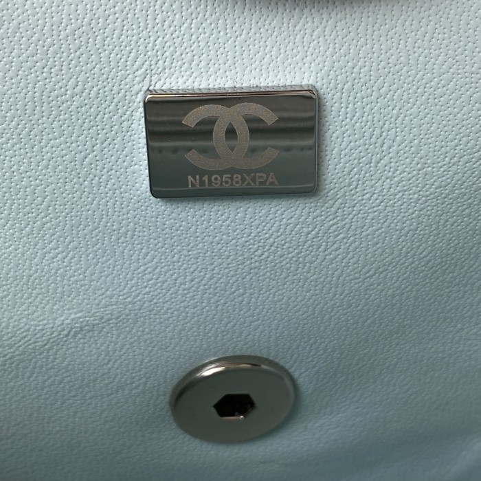  Handbag  Chanel  size 20 cm