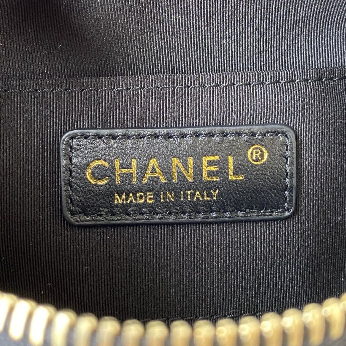  Handbag  Chanel AS2856  size  18x14x7 cm