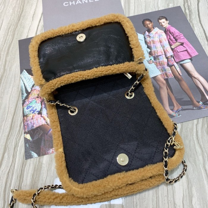  Handbag  Chanel AS0321 size  18 13 8 cm