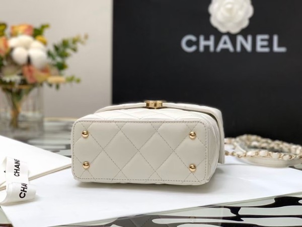  Handbag Chanel size 17×14×8 cm