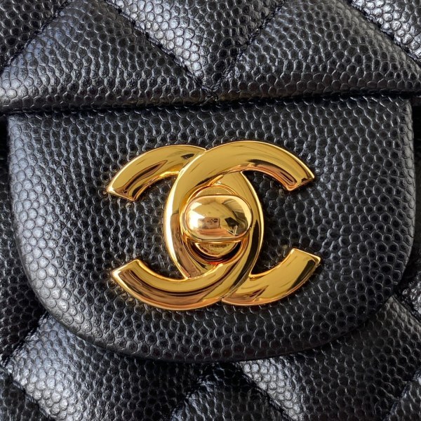 Handbag  Chanel  size 17 cm