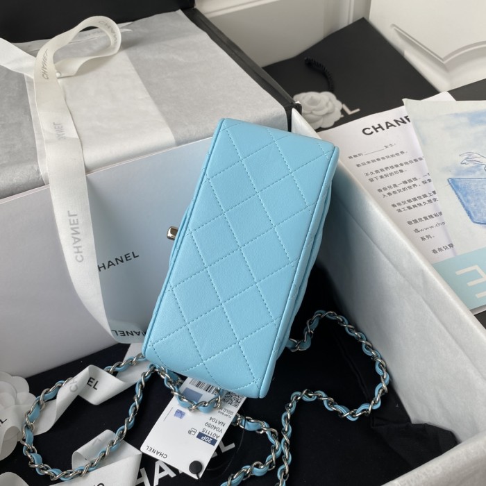  Handbag  Chanel  size 17 cm