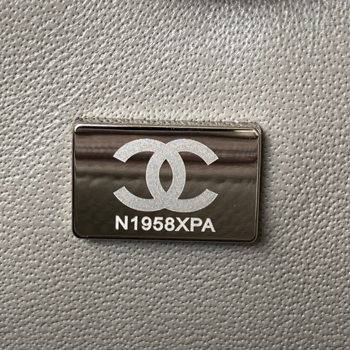  Handbag Chanel  size  17 cm 