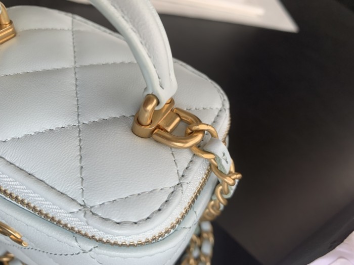  Handbag Chanel  size 17.5cmx10cmx8 cm