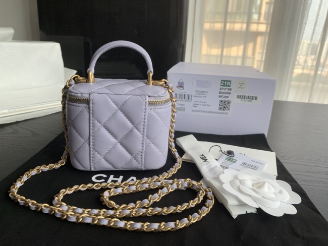  Handbag  Chanel  size 17.5cmx10cmx8 cm 