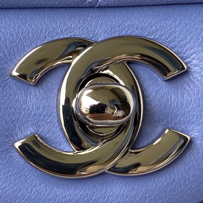  Handbag  Chanel size  17 cm