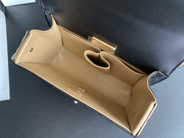  Handbag  Chanel 2796  size 18cmx17.5cmx7 cm