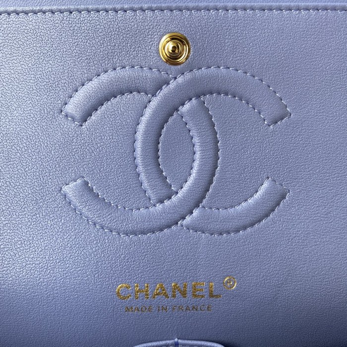 Handbag  Chanel  A01112 size  15.5x25.5x6.5 cm