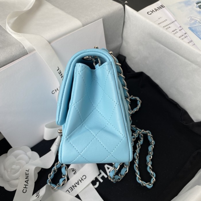  Handbag  Chanel  size 17 cm