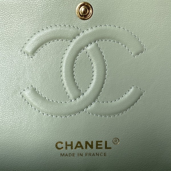  Handbag  Chanel size  15.5x25.5x6.5 cm