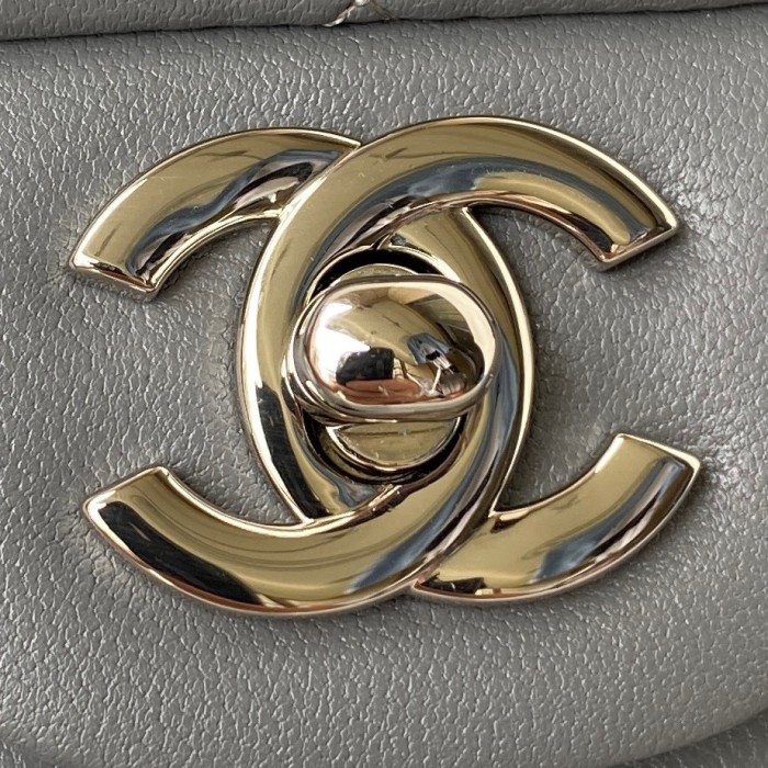 Handbag  Chanel  size 17 cm