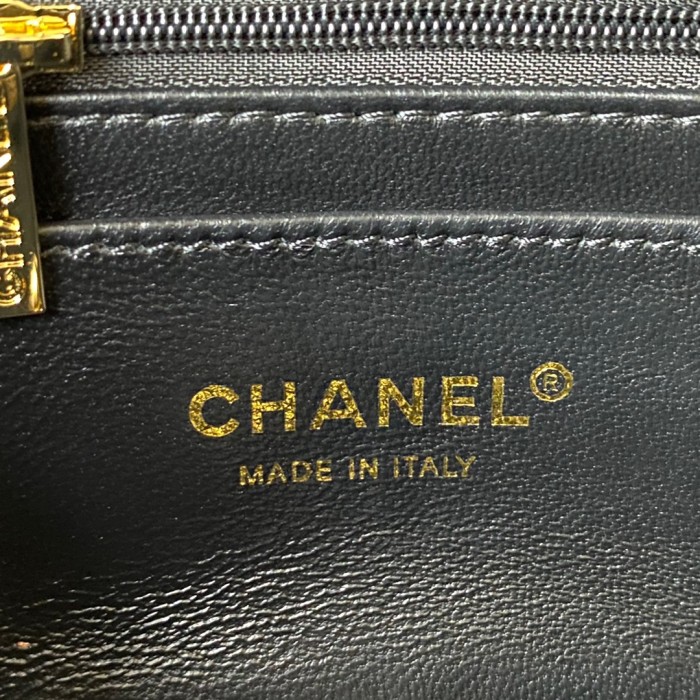  Handbag  Chanel size 20 cm