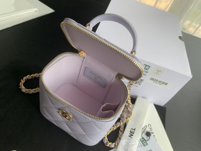  Handbag  Chanel  size 17.5cmx10cmx8 cm 