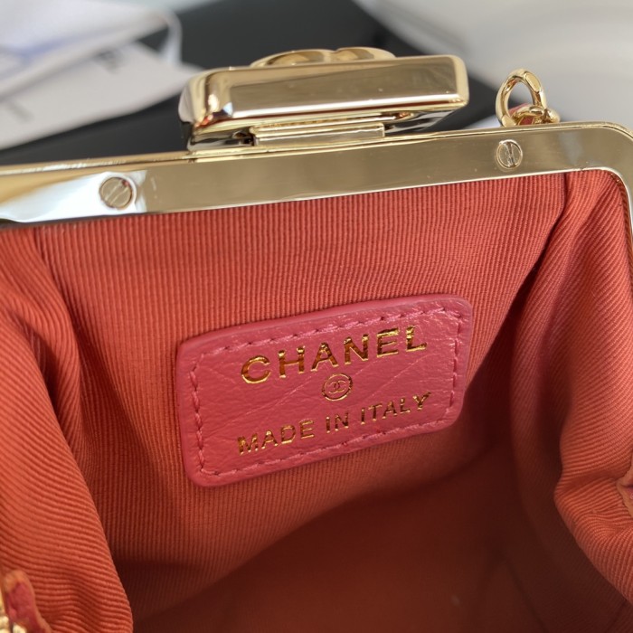  Handbag  Chanel  size  10×12×5 cm