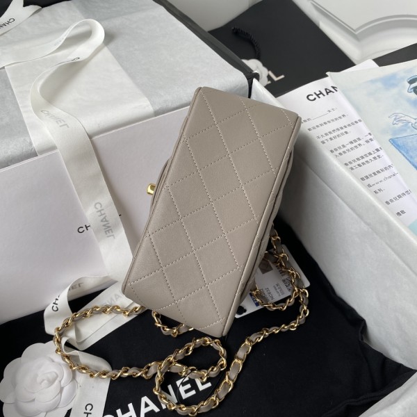  Handbag Chanel  size  17 cm