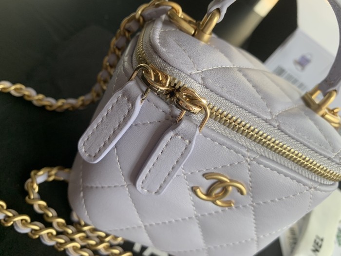  Handbag  Chanel  size 17.5cmx10cmx8 cm 