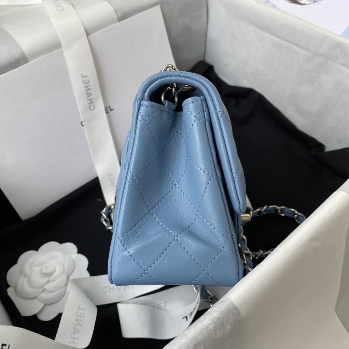  Handbag  Chanel  size  17 cm