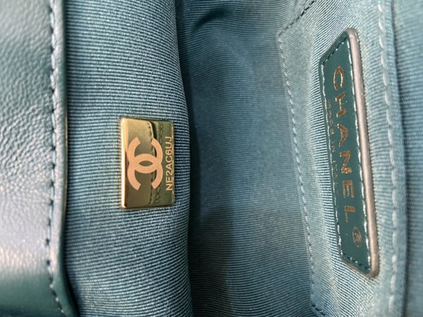  Handbag  Chanel AS2633 size  18x7x12 cm