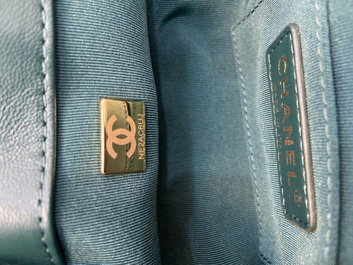  Handbag  Chanel AS2633 size  18x7x12 cm