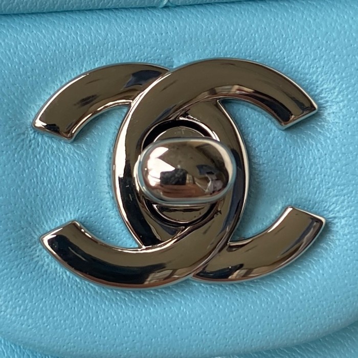  Handbag  Chanel  size 17 cm