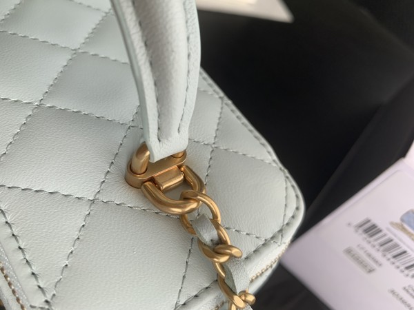  Handbag Chanel  size  17.5cmx10cmx8 cm