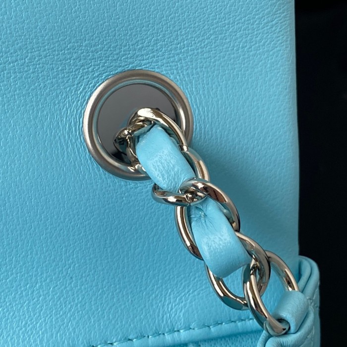  Handbag  Chanel  size 17 cm