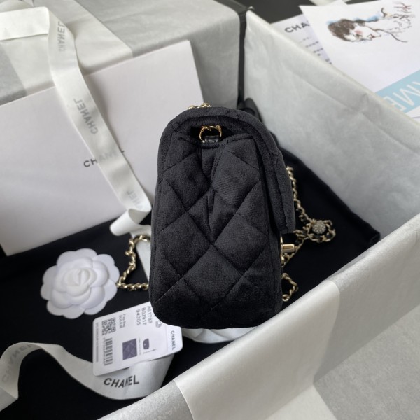  Handbag  Chanel  size  20x13x7 cm