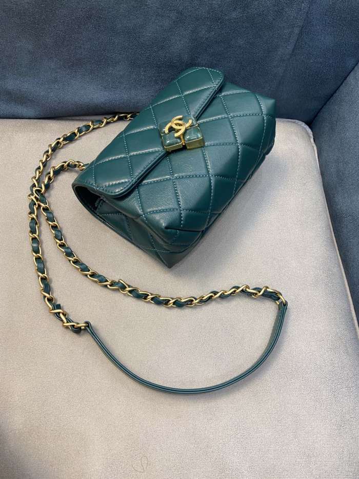  Handbag  Chanel AS2633 size  18x7x12 cm