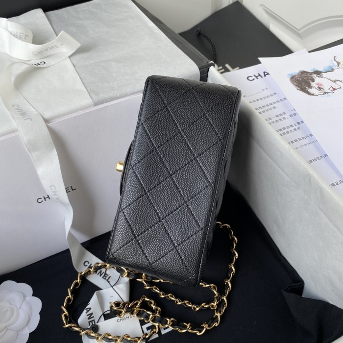 Handbag  Chanel  size 17 cm