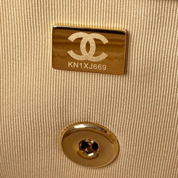  Handbag  Chanel  size  20x13x7 cm