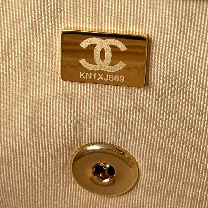  Handbag  Chanel  size  20x13x7 cm