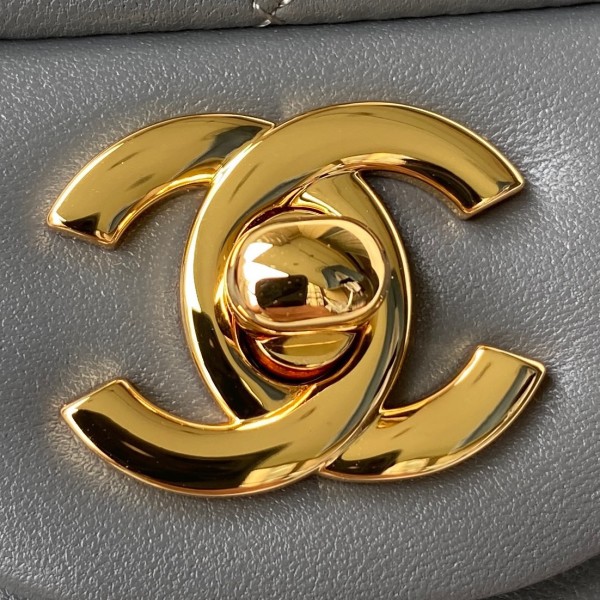 Handbag  Chanel  size  17 cm