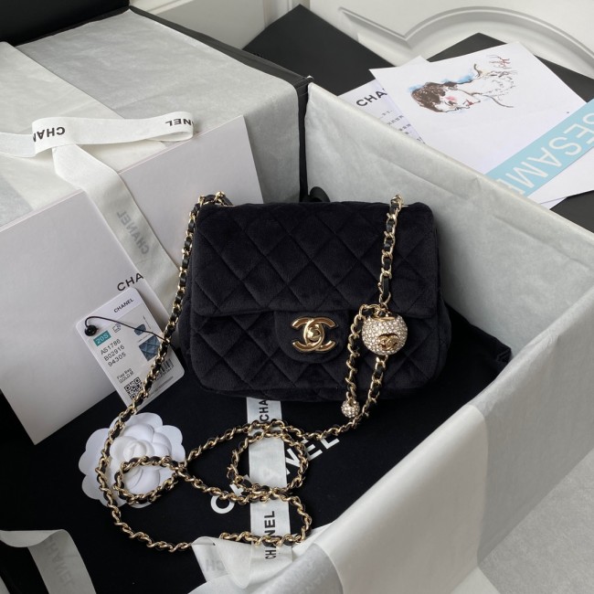  Handbag  Chanel size  17 cm