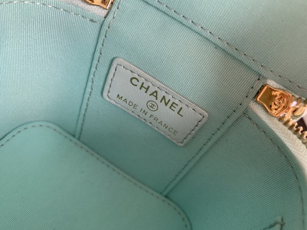  Handbag Chanel  size 17.5cmx10cmx8 cm