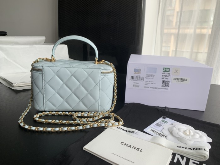  Handbag Chanel  size  17.5cmx10cmx8 cm