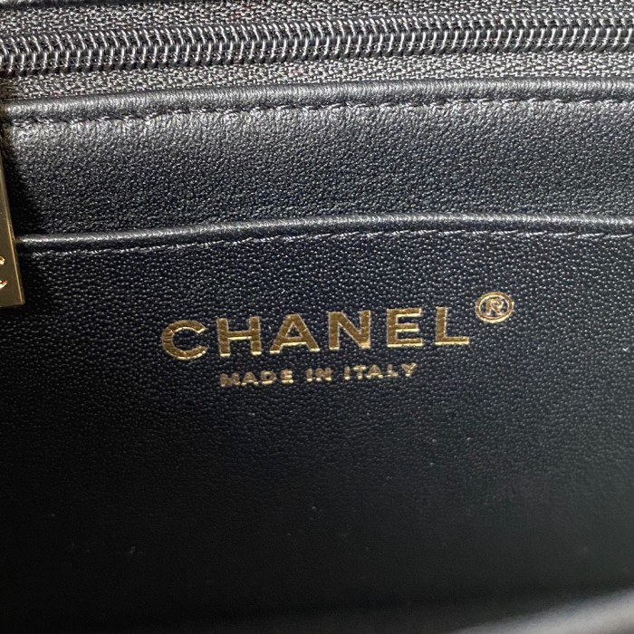 Handbag  Chanel  size 17 cm