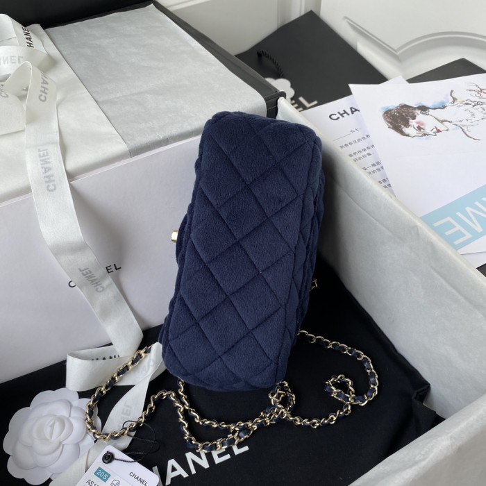  Handbag  Chanel  size 17 cm