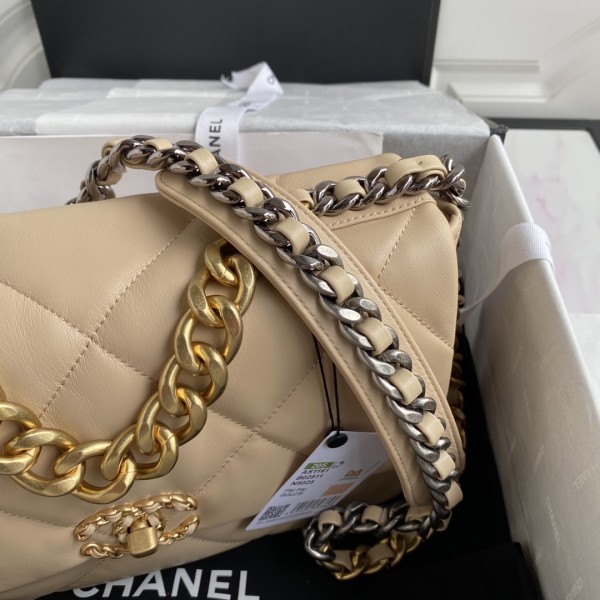  Handbag  Chanel size  30 cm